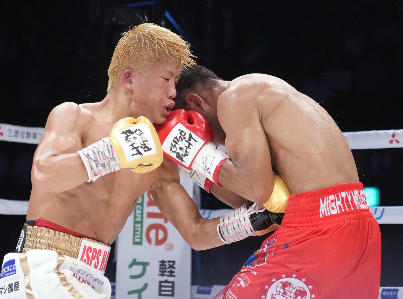 6回、クアルト（左）に左ボディーを食らわす重岡銀（撮影・狩俣裕三）