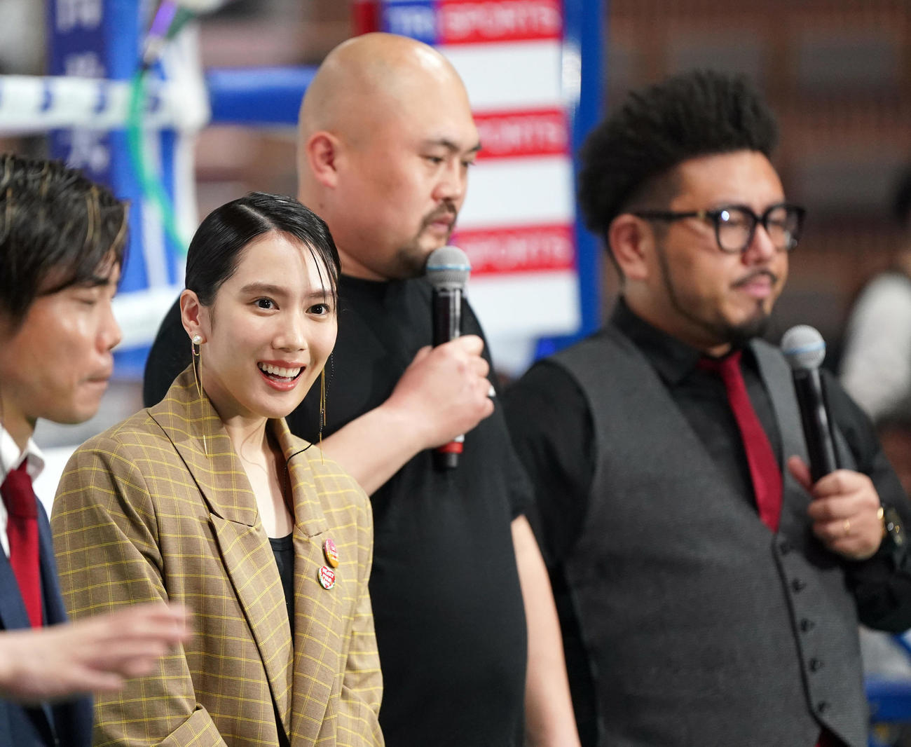 試合前に鬼越トマホーク（右）らといっしょにテレビ出演する山本千尋（撮影・狩俣裕三）