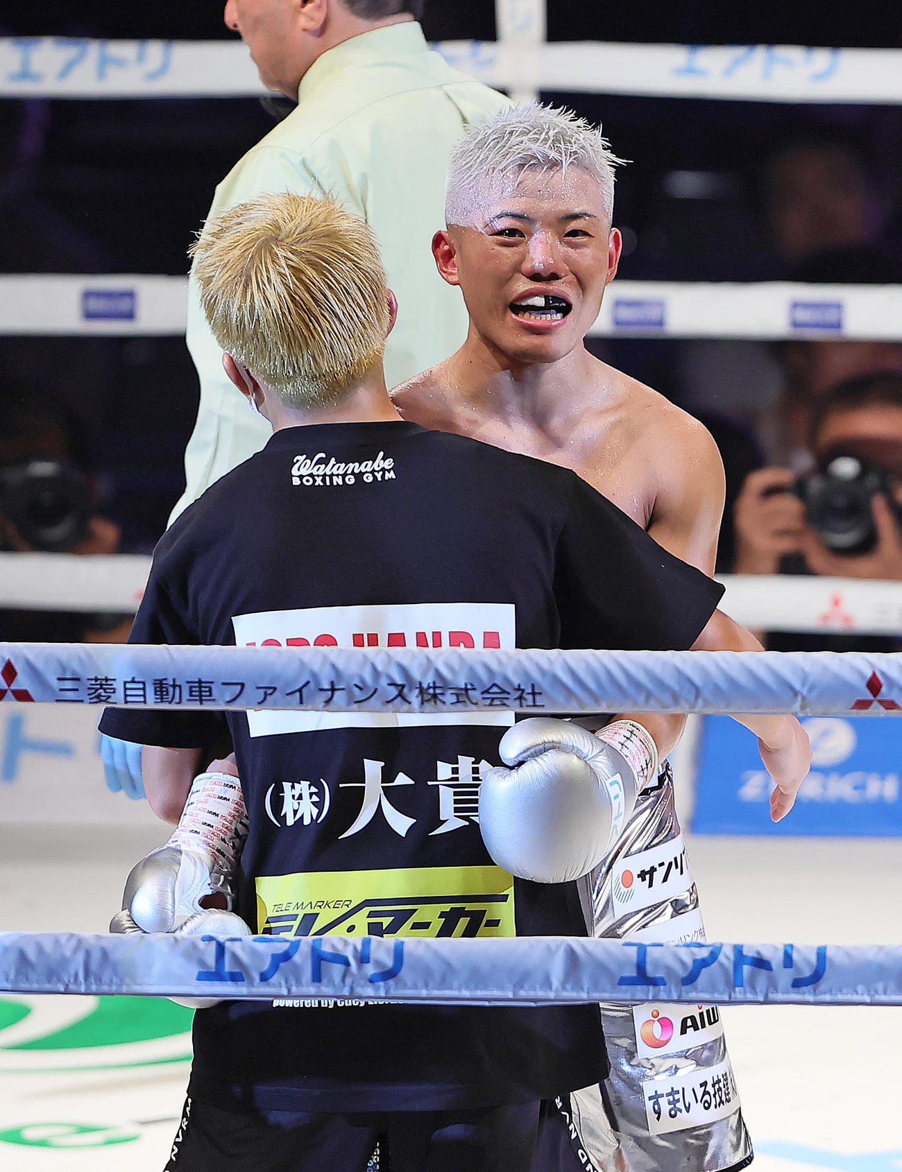 勝利し、抱き合い喜ぶ重岡優（右）と重岡銀（撮影・足立雅史）