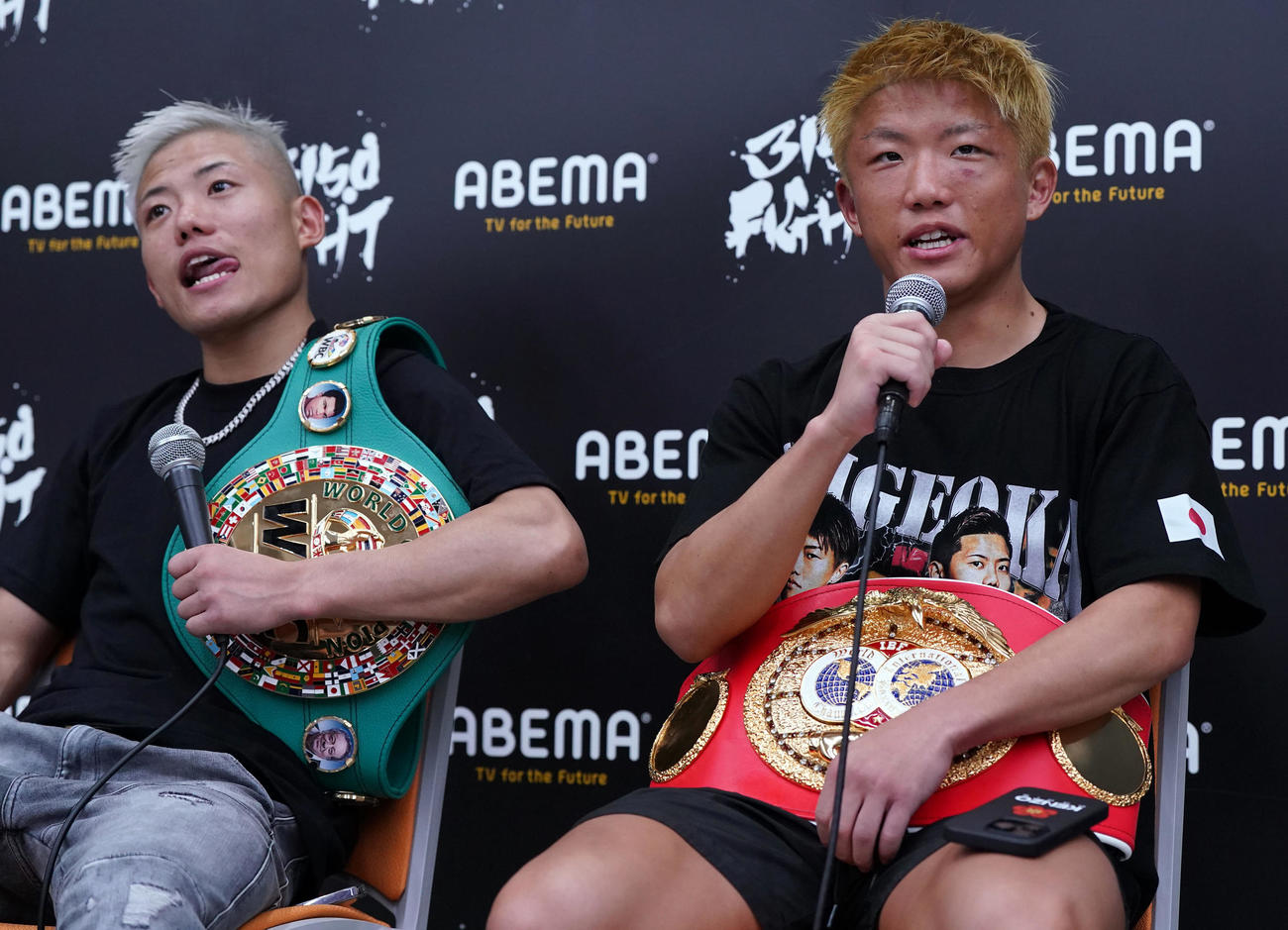 兄弟同時にチャンピオンになり、会見を行う重岡優（左）と弟の重岡銀（撮影・狩俣裕三）