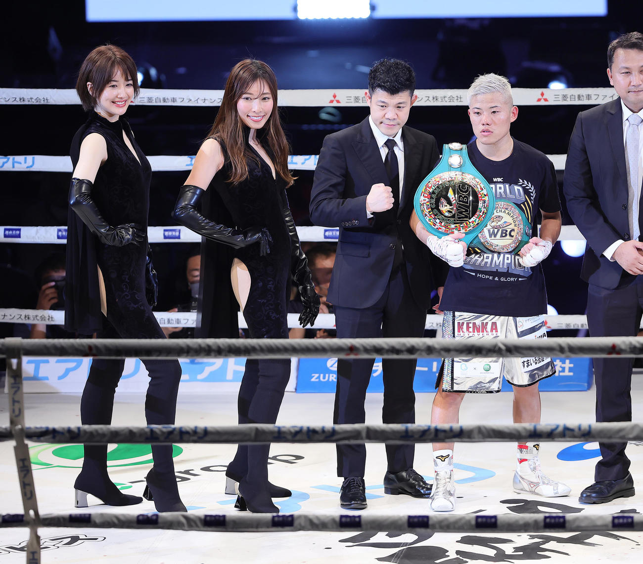 王座を獲得し記念撮影に臨む重岡優（右端）。左からラウンドガールの奈緒とMIKU、亀田氏（撮影・足立雅史）