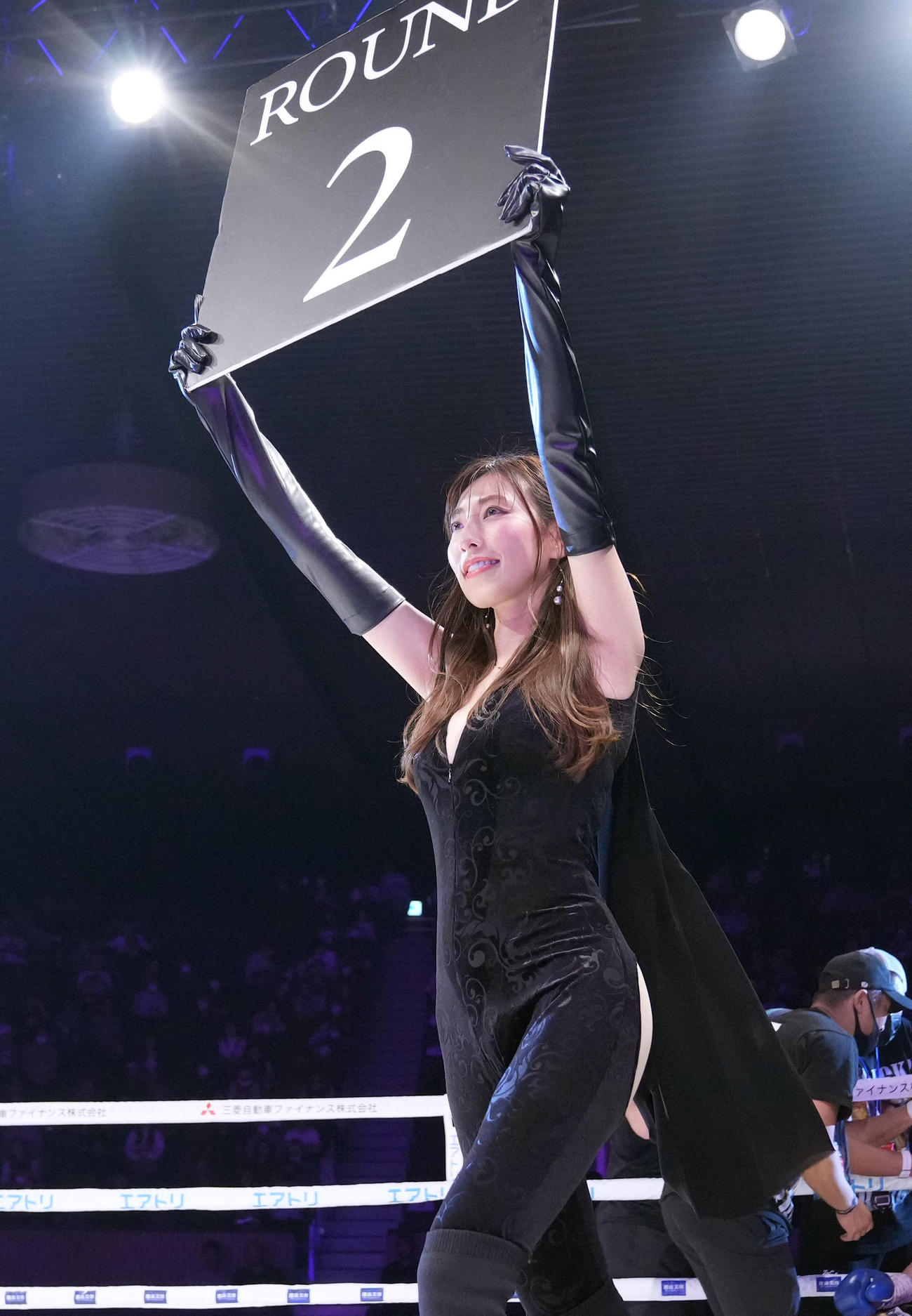 ラウンドガールを務めるMIKU（撮影・狩俣裕三）