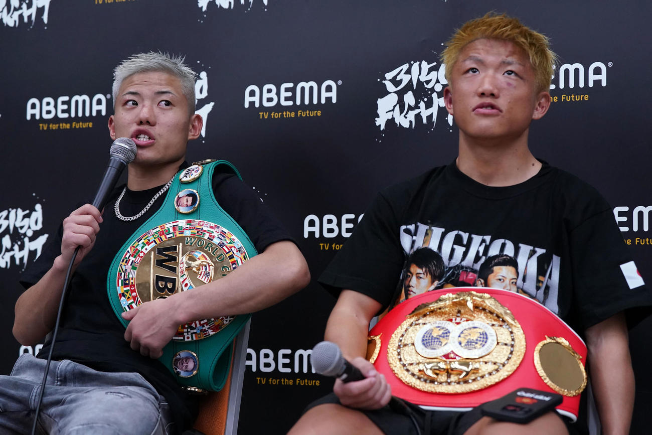 兄弟同時にチャンピオンになり、会見を行う重岡優（左）と弟の重岡銀（撮影・狩俣裕三）
