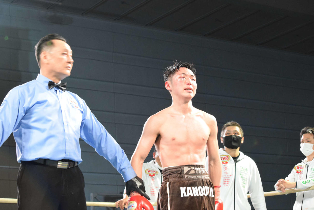 判定を待つ加納陸（撮影・阪口孝志）