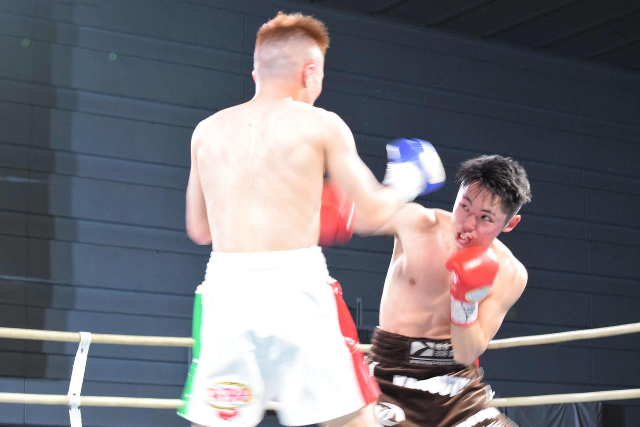 亀山大輝と打ち合う加納陸（撮影・阪口孝志）