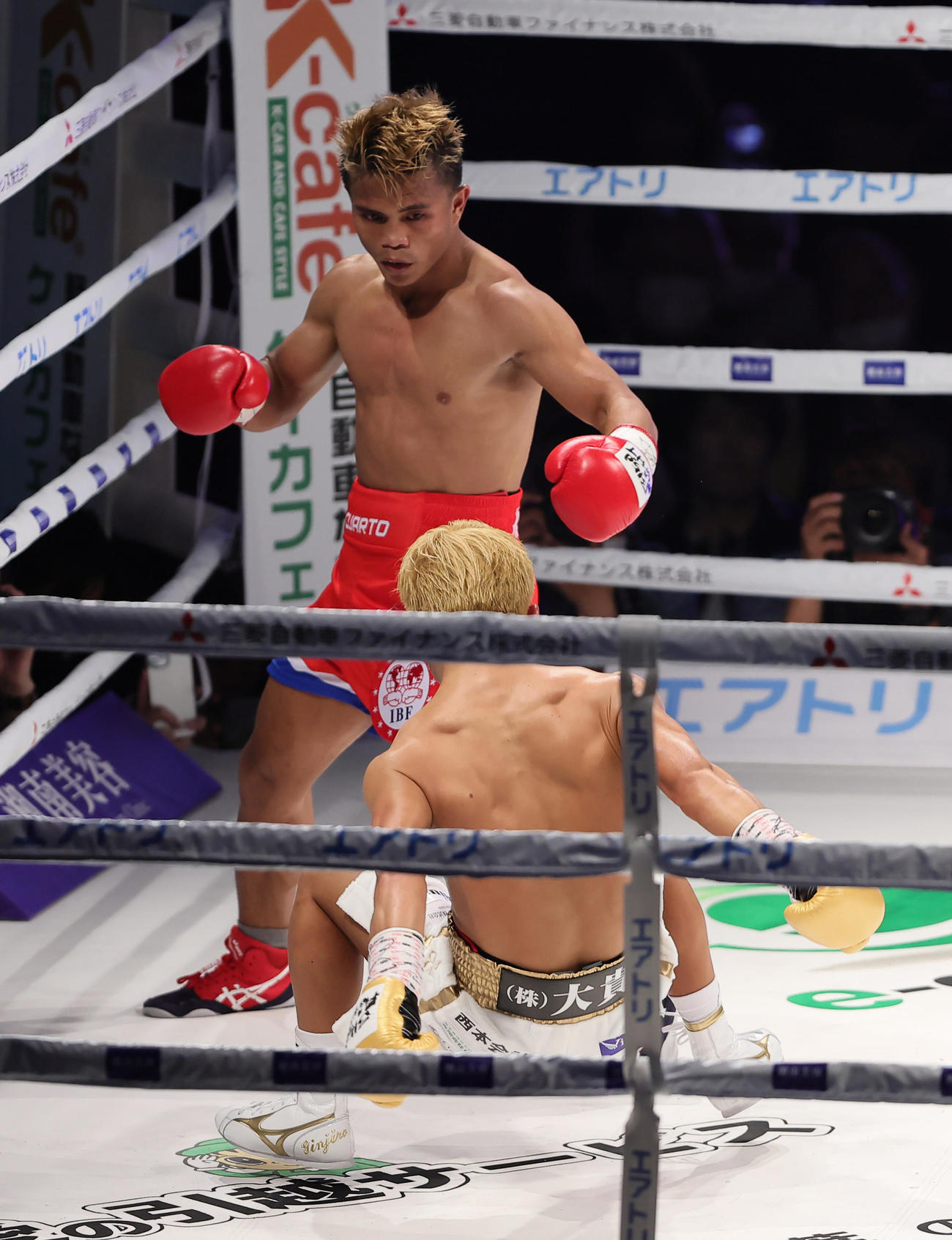 1回、重岡銀（手前）はクアルトにダウンを奪われる（撮影・足立雅史）