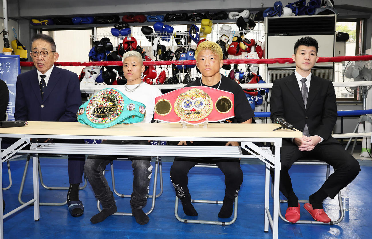 一夜明け、会見に臨む、左からワタナベジム・渡辺会長、重岡優、重岡銀、亀田ファウンダー（撮影・足立雅史）