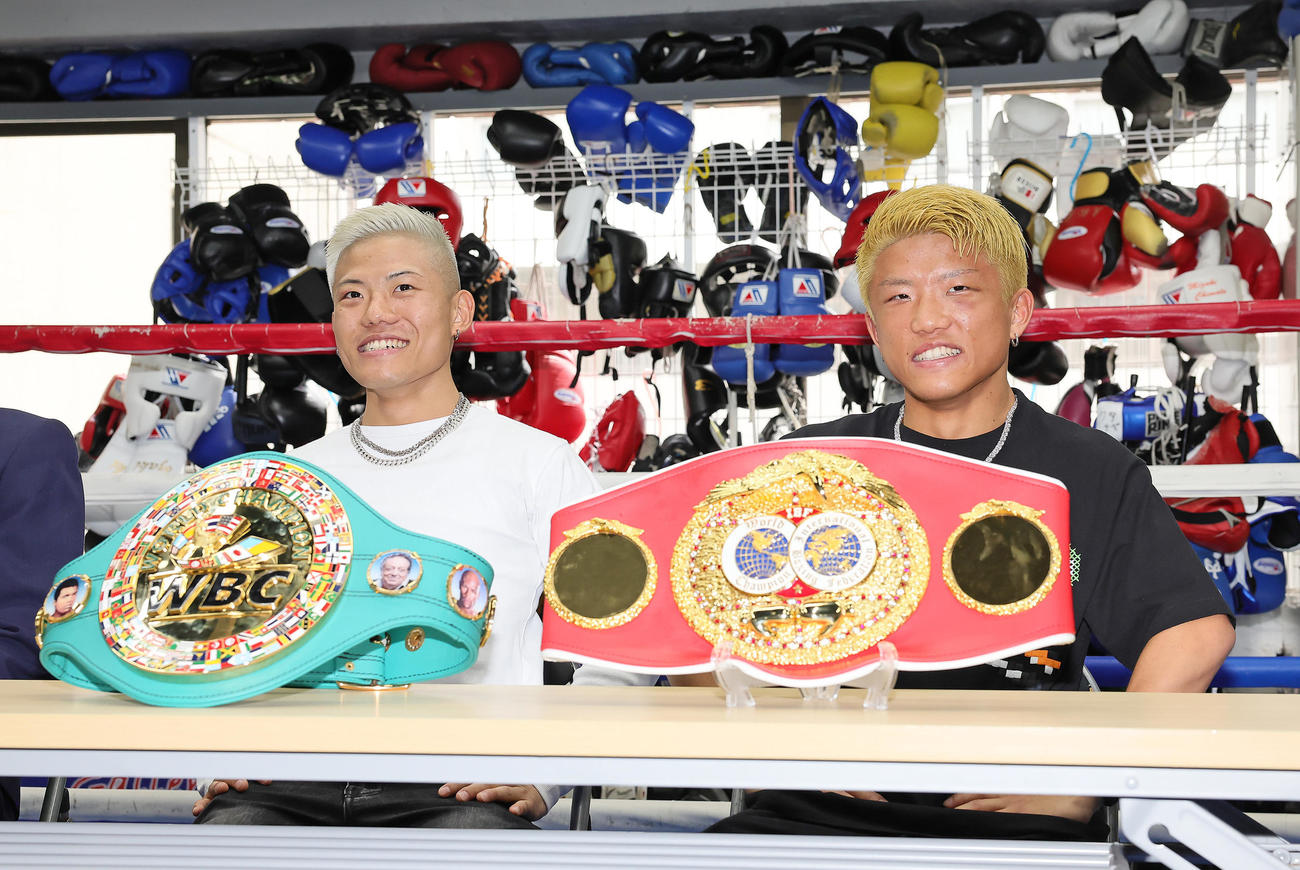 笑顔で会見に臨む重岡優（左）と重岡銀（撮影・足立雅史）