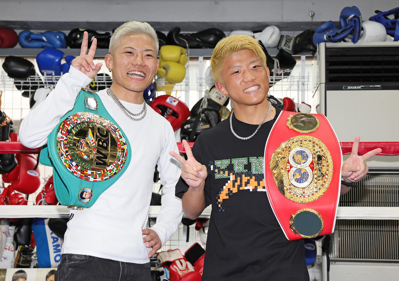 史上初の兄弟での同日、同階級の戴冠から一夜明け、ベルトを肩に笑顔を見せる重岡優（左）と重岡銀（撮影・足立雅史）