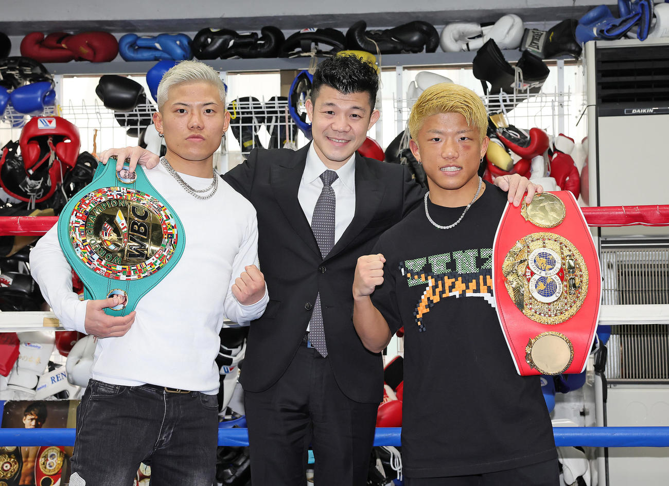亀田ファウンダー（中央）との記念撮影に笑顔を見せる重岡優（左）と重岡銀（撮影・足立雅史）