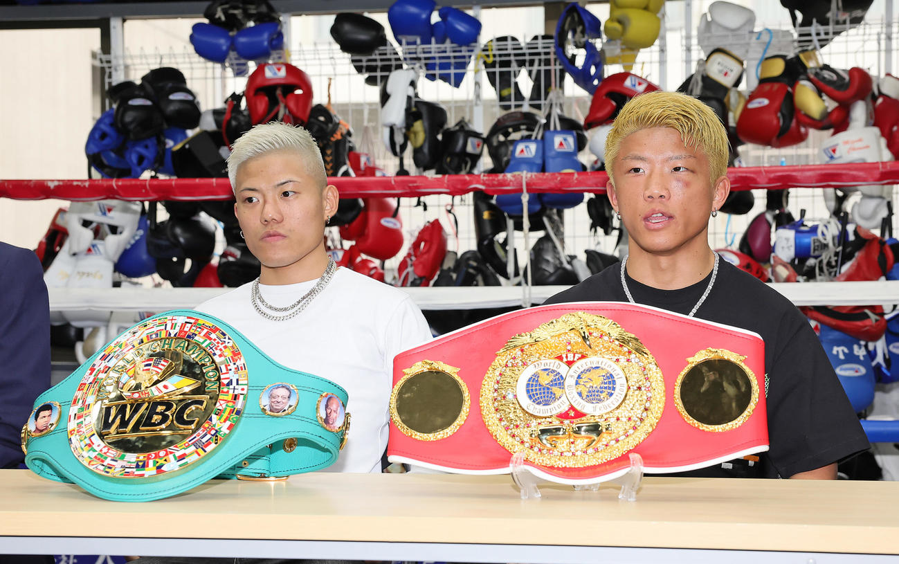 一夜明け会見に臨む重岡優（左）と重岡銀（撮影・足立雅史）
