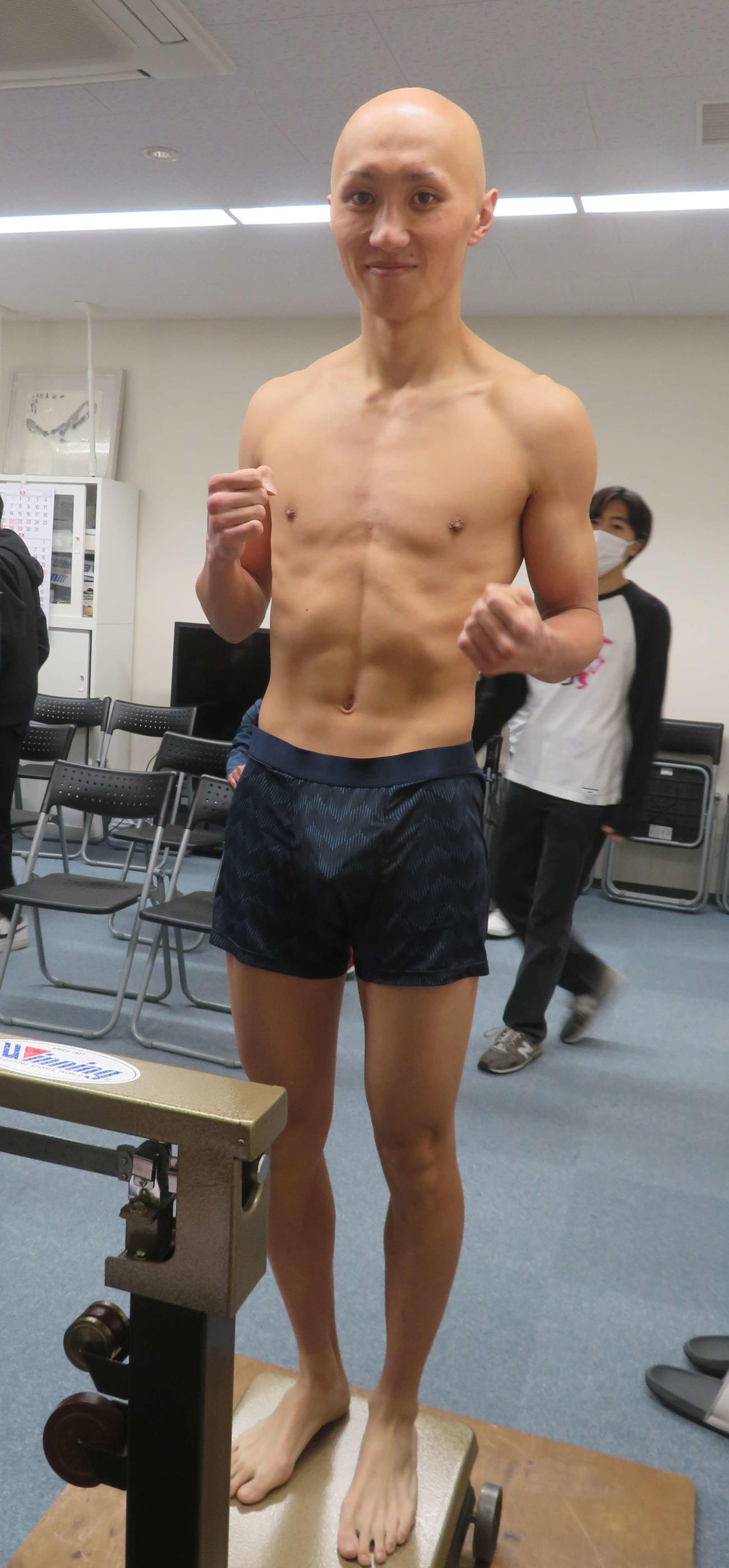 日本フェザー級王座決定戦に向け、リミットで計量クリアした同級2位松本圭佑