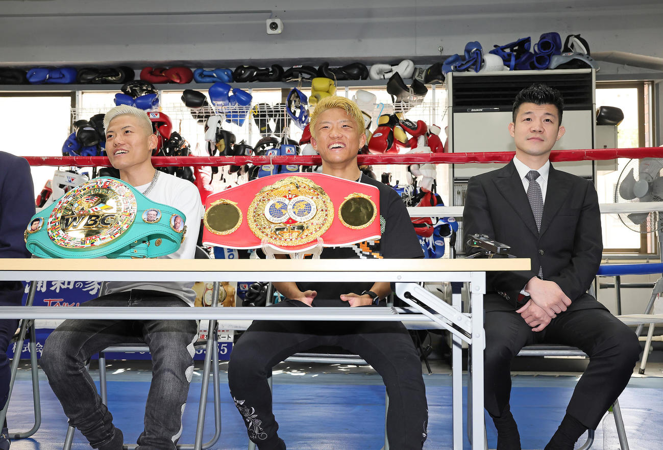 笑顔で会見に臨む、重岡優（左）と重岡銀（中央）。右は亀田ファウンダー（撮影・足立雅史）