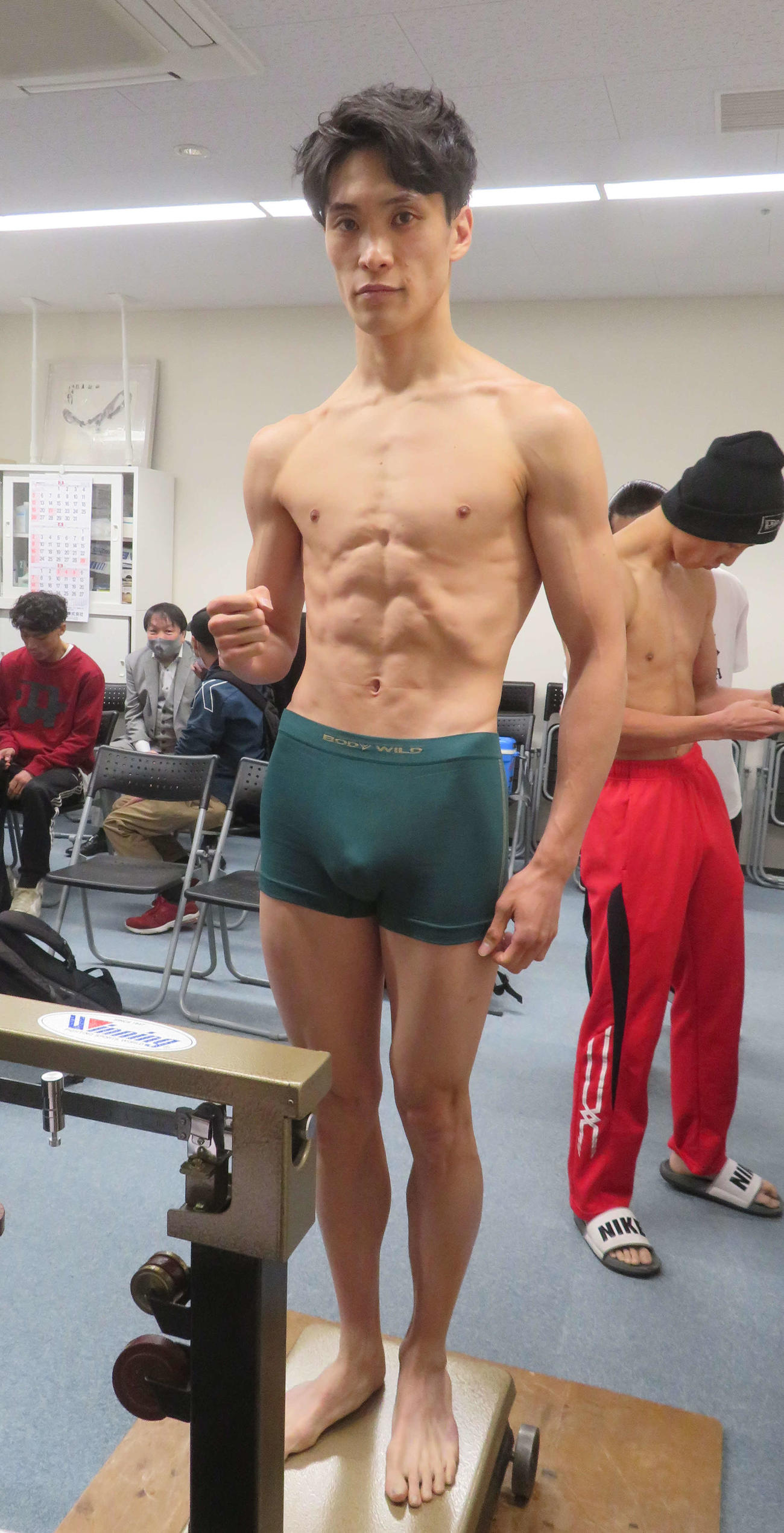 日本フェザー級王座決定戦に向けて、リミットで計量パスした同級1位佐川遼