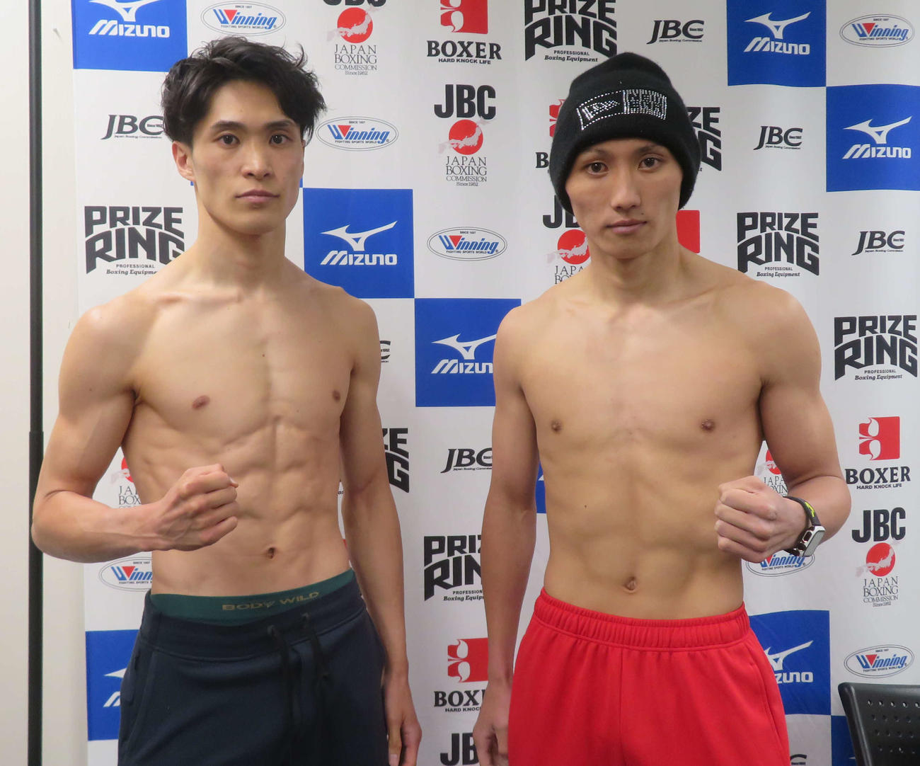 日本フェザー級王座決定戦の前日計量をクリアした同級1位佐川遼（左）と同級2位松本圭佑