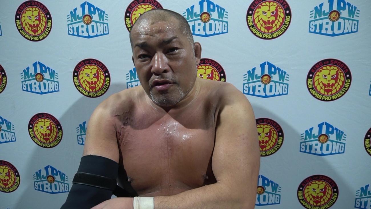 バックステージでコメントする石井智宏（新日本プロレス提供）