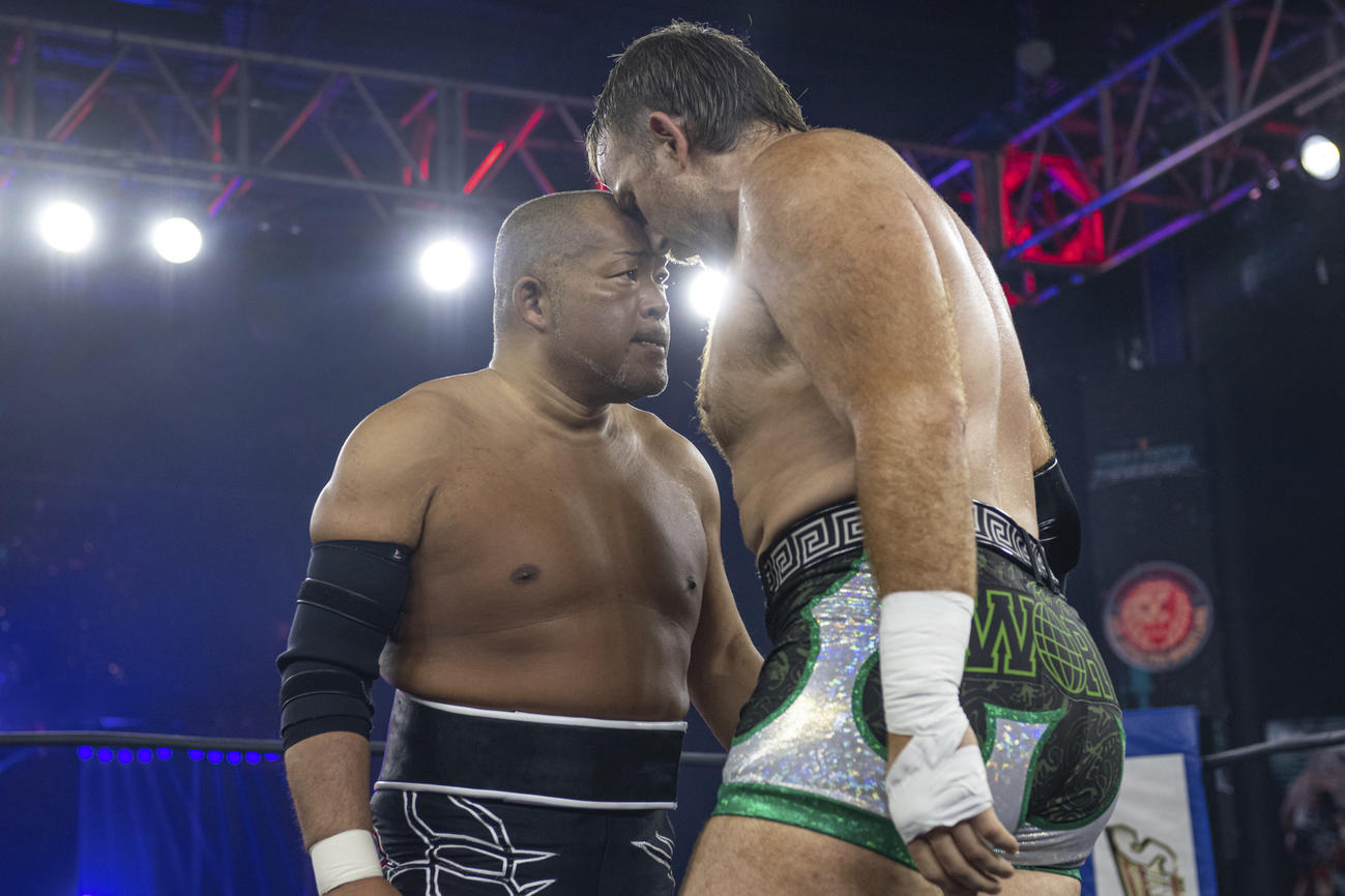 にらみ合うマーク・デイビス（右）と石井智宏（新日本プロレス提供）