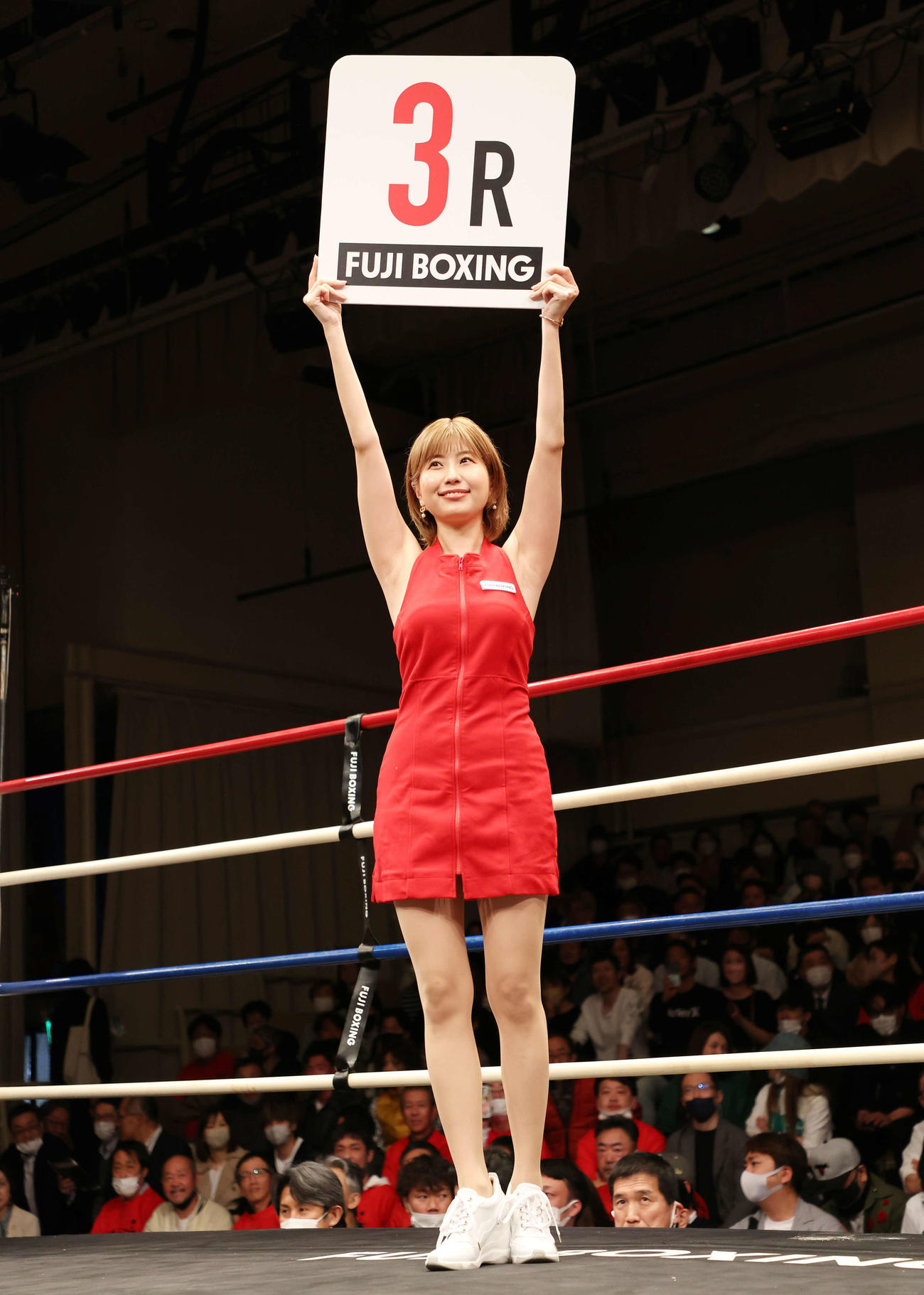 ラウンドガールを務める天野麻菜（撮影・宮地輝）