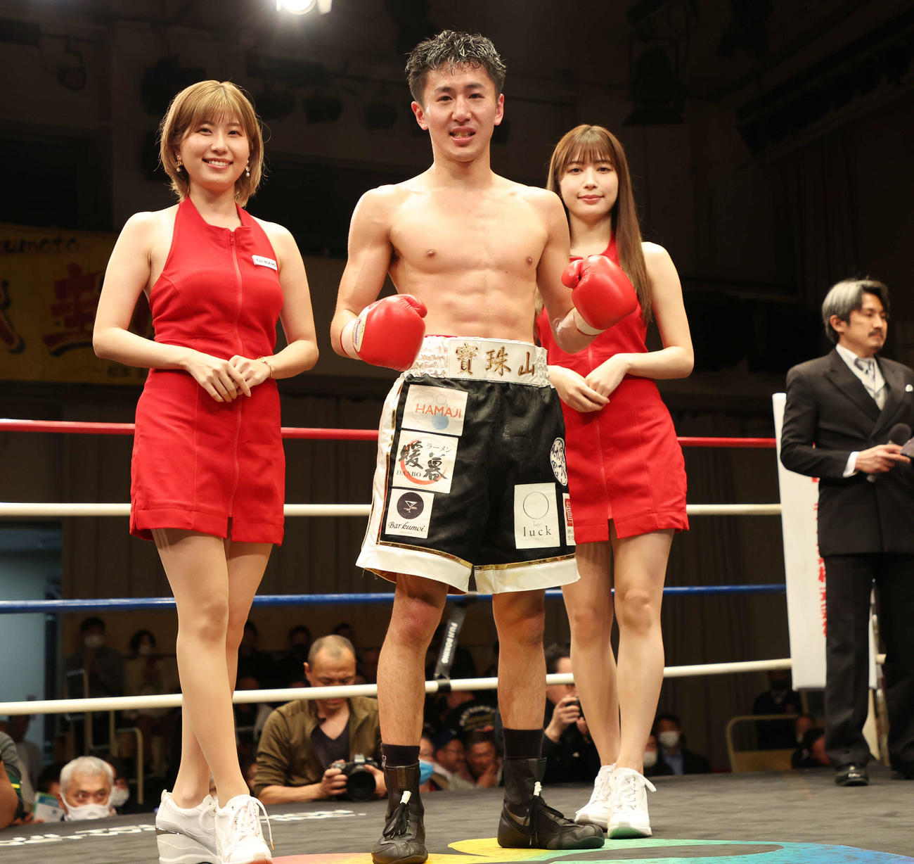 青山に判定勝ちした宝珠山。左は天野麻菜、右は雪平莉左（撮影・宮地輝）