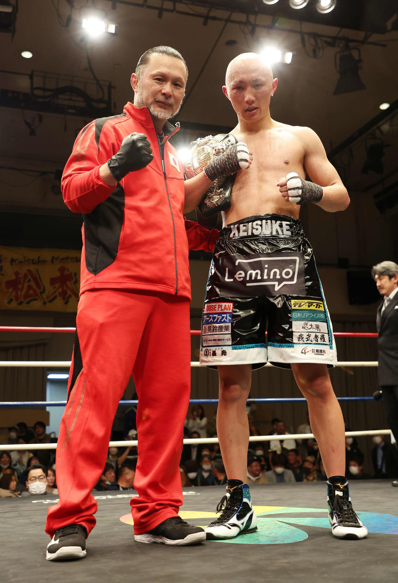 日本フェザー級王者となり、父の好二さん（左）とガッツポーズする松本（撮影・宮地輝）
