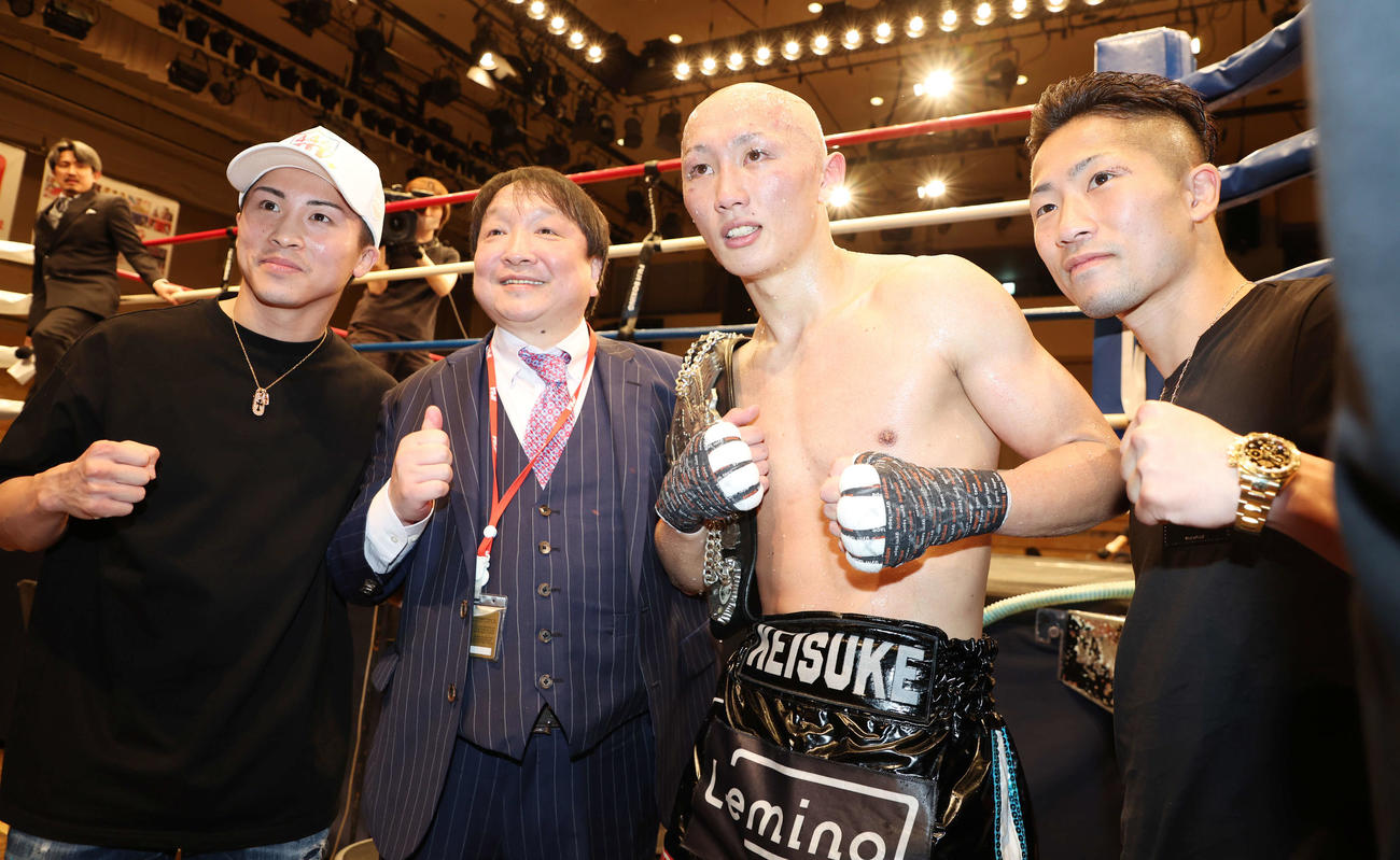 日本フェザー級王者となった松本（左から3人目は）は記念撮影する。左から井上尚、大橋会長、1人おいて井上拓（撮影・宮地輝）