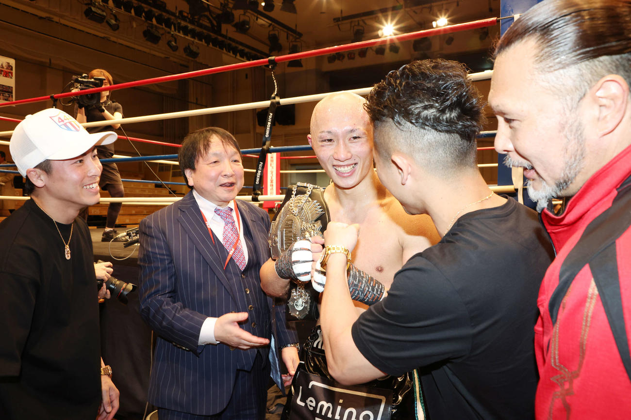 日本フェザー級王者となり、たたえられる松本（中央）。左から井上尚、大橋会長、一人おいて井上拓、父の好二（撮影・宮地輝）
