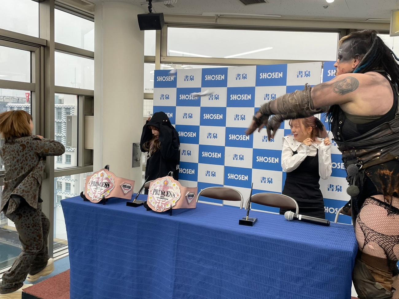 調印式で暴れるマックス・ジ・インペイラー（右）。左から坂崎ユカ、瑞希、原宿ぽむ（東京女子プロレス提供）