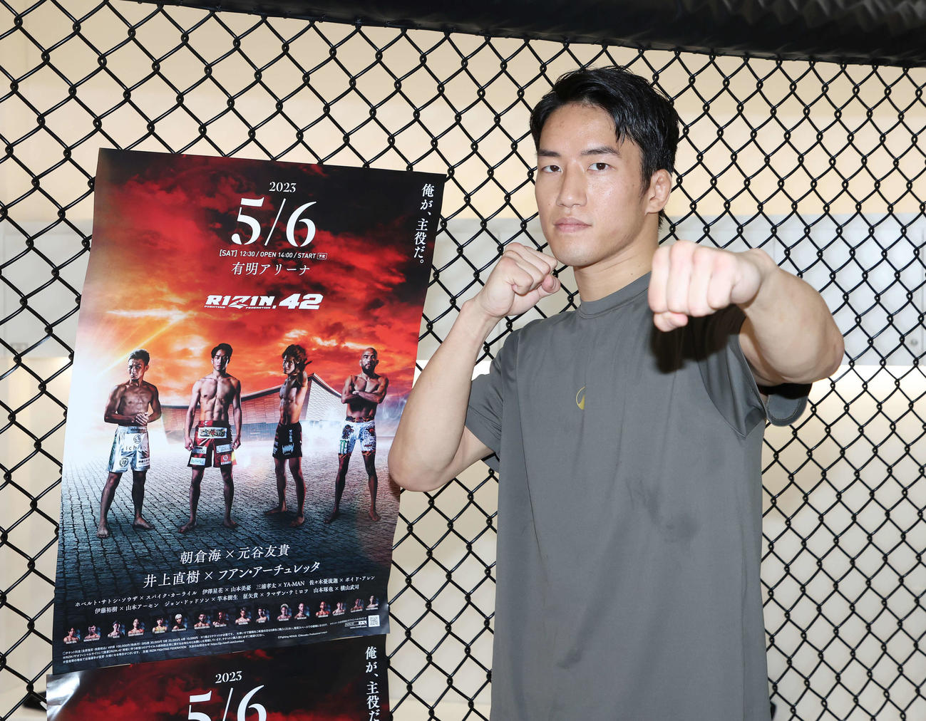公開トレーニングを終え、記念撮影でポーズを決める朝倉（撮影・宮地輝）