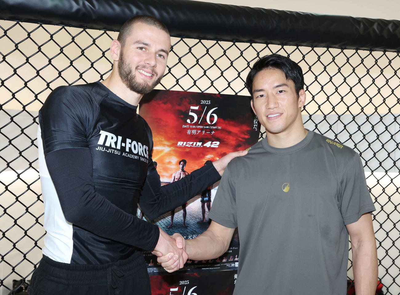 公開トレーニングを終え、ケーリッシュコーチ（左）と握手する朝倉（撮影・宮地輝）