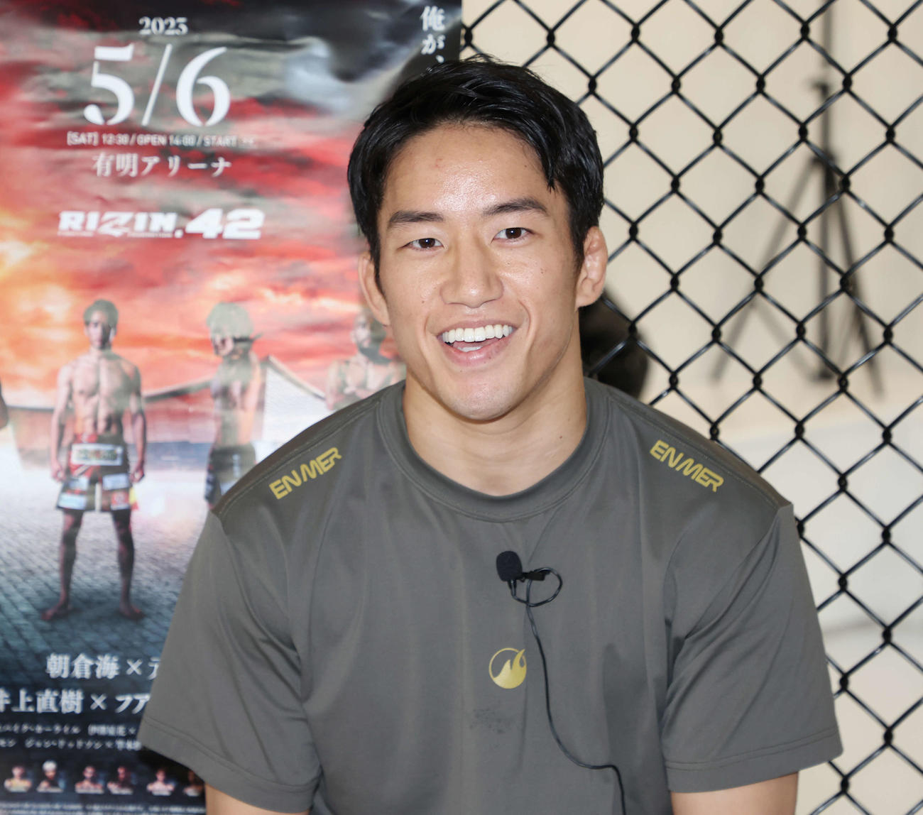 公開トレーニングを終え、報道陣に笑顔で応じる朝倉（撮影・宮地輝）