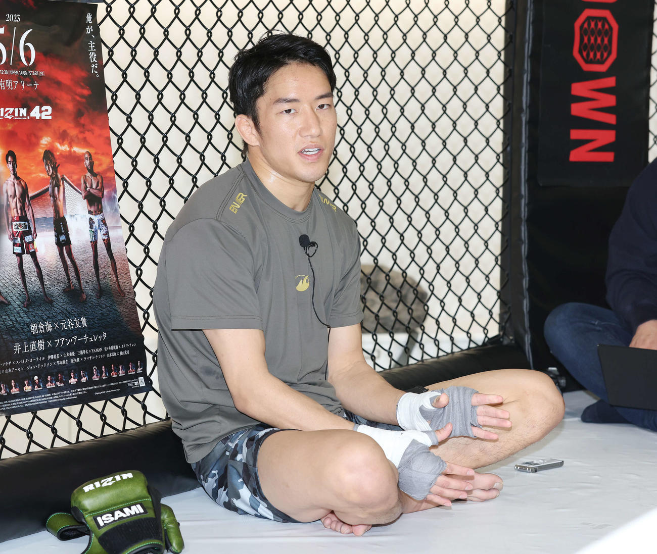 公開トレーニングを終え、取材に応じる朝倉（撮影・宮地輝）