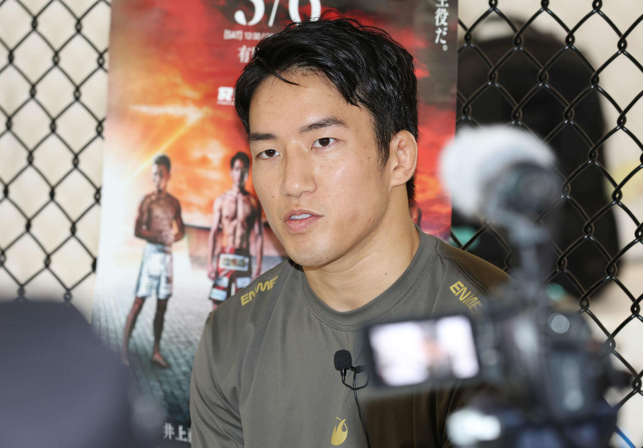 公開トレーニングを終え、取材に応じる朝倉（撮影・宮地輝）