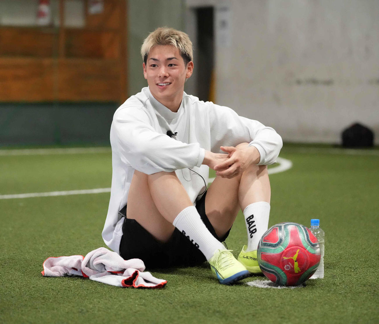 公開トレーニング後の囲み取材に臨む三浦知良の次男・孝太（撮影・小沢裕）
