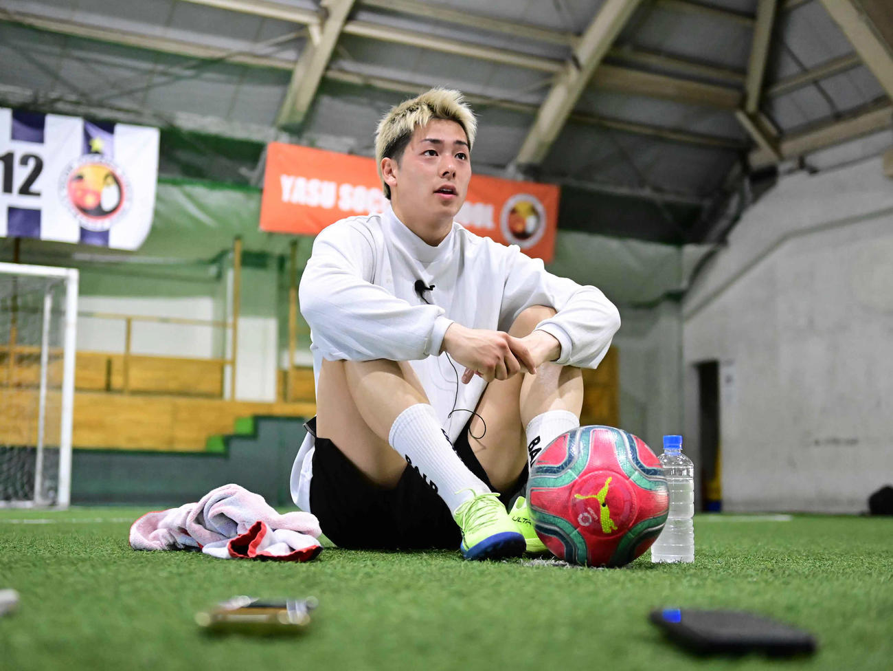 公開トレーニング後の囲み取材に臨む三浦知良の次男・孝太（撮影・小沢裕）