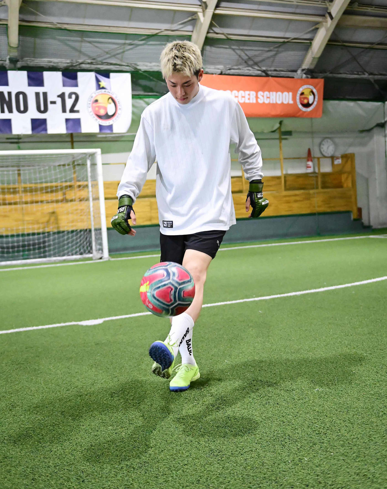フットサル場での公開練習でリフティングを披露する三浦知良の次男・孝太（撮影・小沢裕）