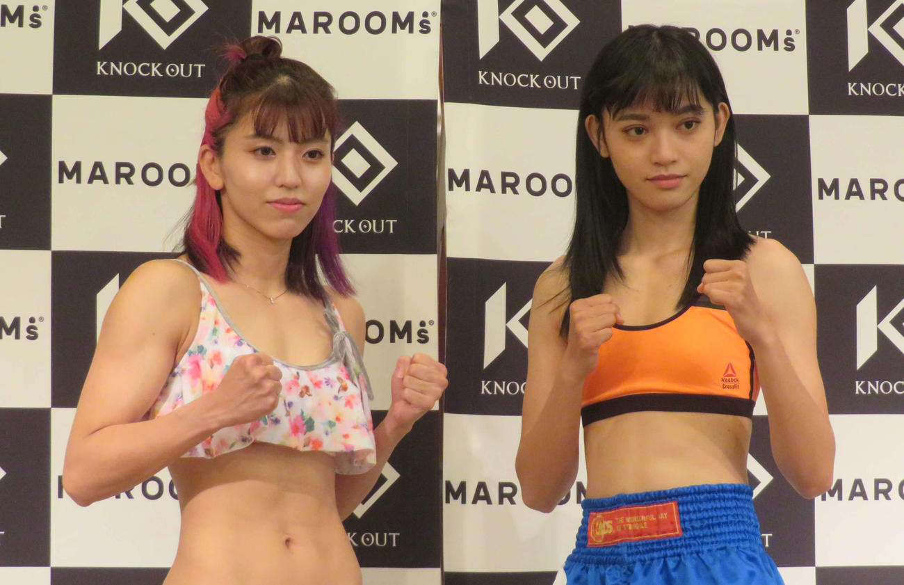 対戦相手のワン・チンロン（右）とファイティングポーズを取るぱんちゃん璃奈