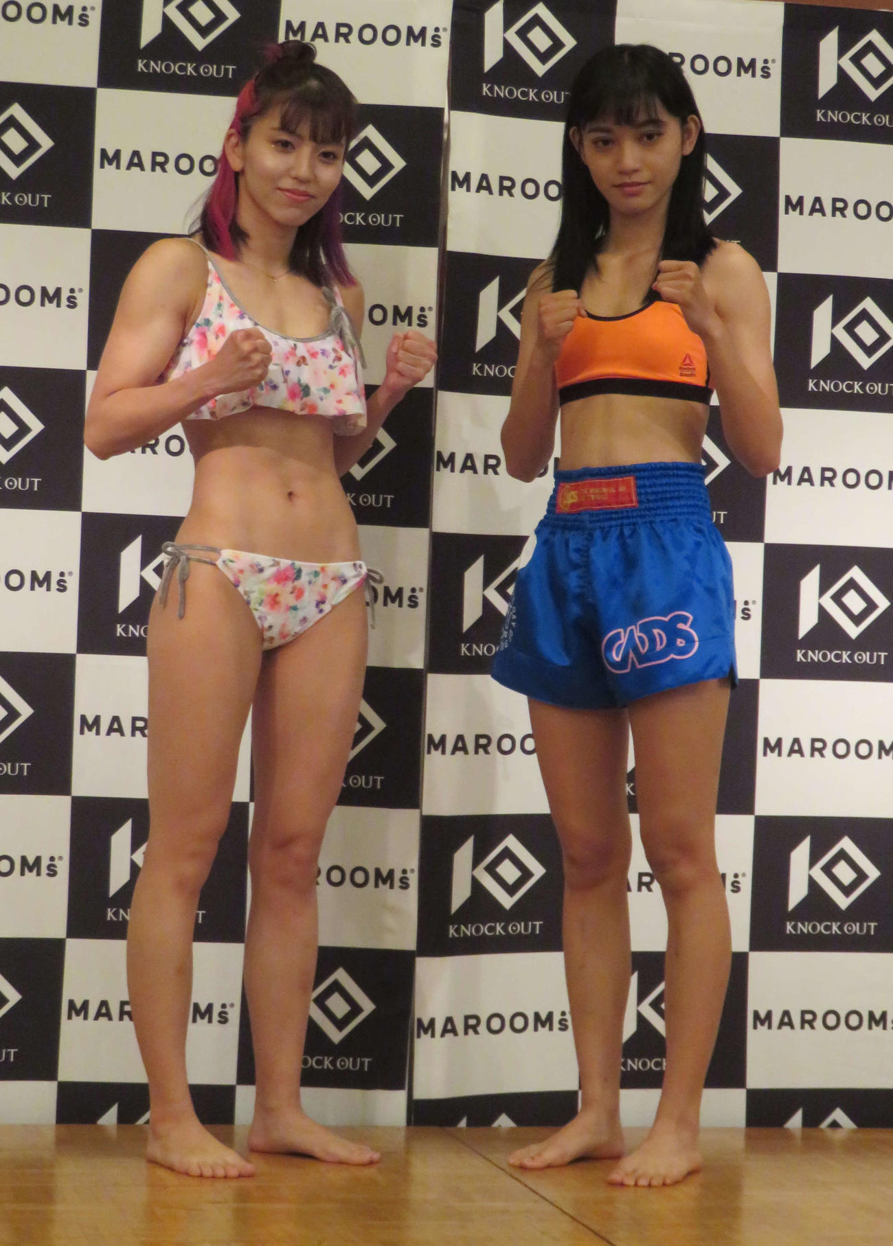 計量クリア後、撮影に応じたぱんちゃん璃奈（左）とワン・チンロン