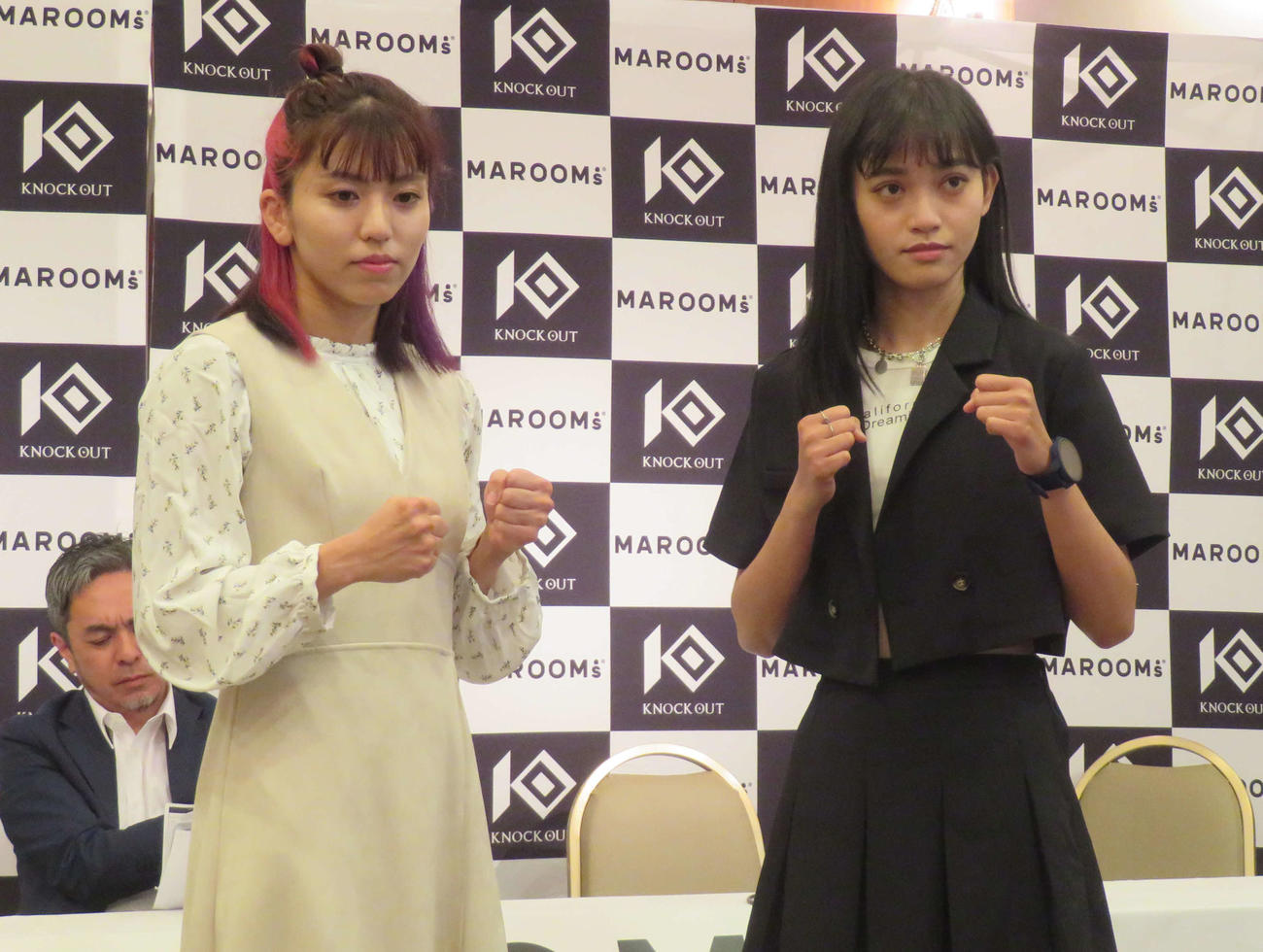 前日計量後の会見でファイティングポーズを取るぱんちゃん璃奈（左）とワン・チンロン