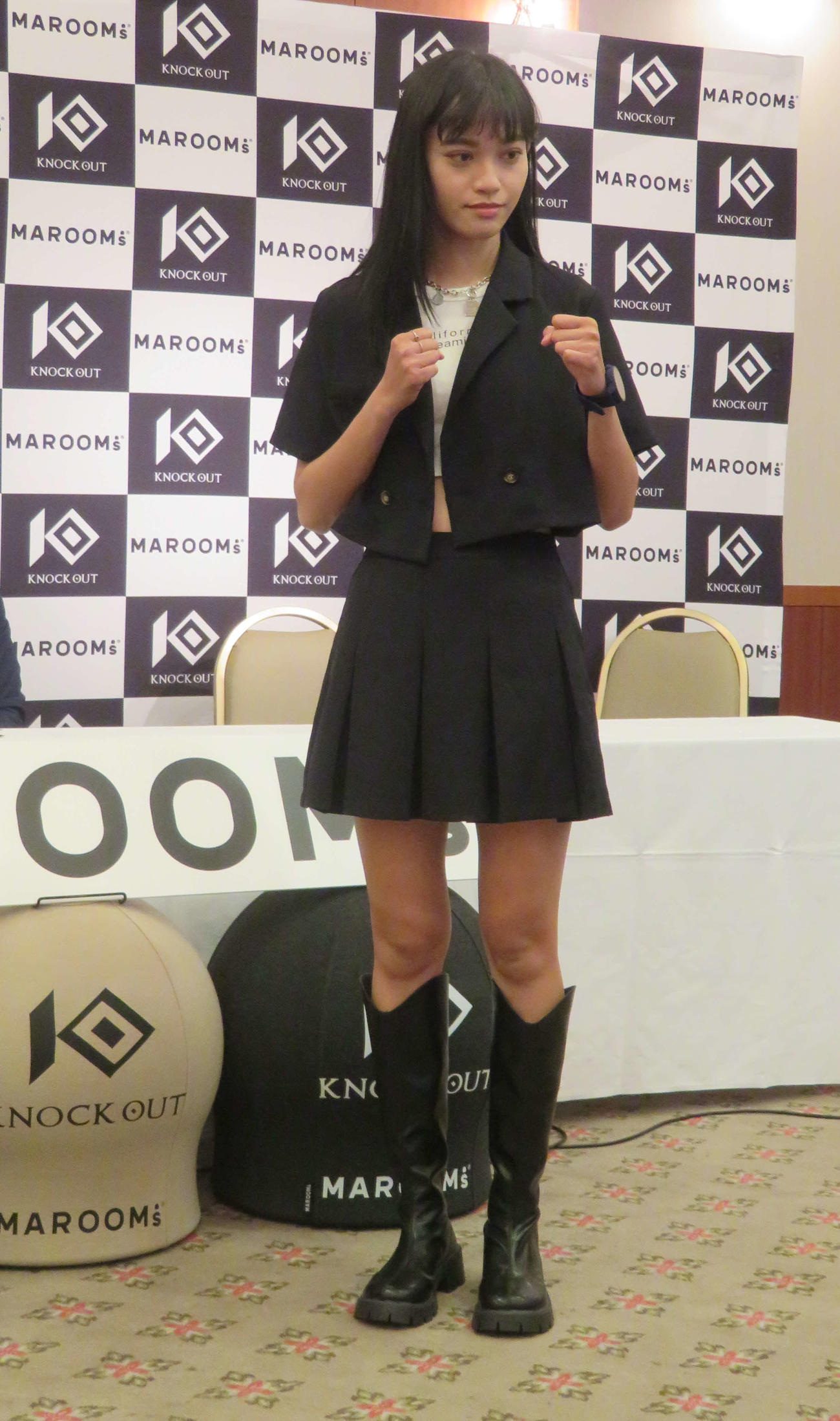 計量後会見でロングブーツにブラックを基調としたファッションで登場した台湾女子キックボクサー、ワン・チンロン