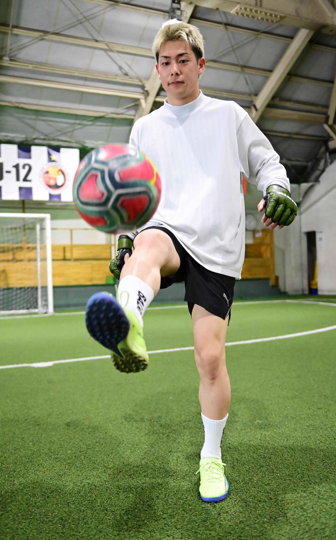 フットサル場での公開練習でリフティングを披露する三浦知良の次男・孝太（撮影・小沢裕）