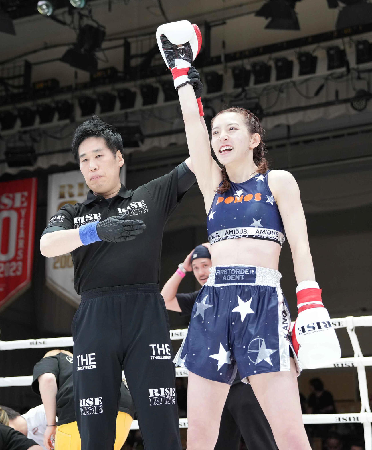 1回、金子にTKO勝ちを収め勝ち名乗りを受ける宮原（撮影・小沢裕）