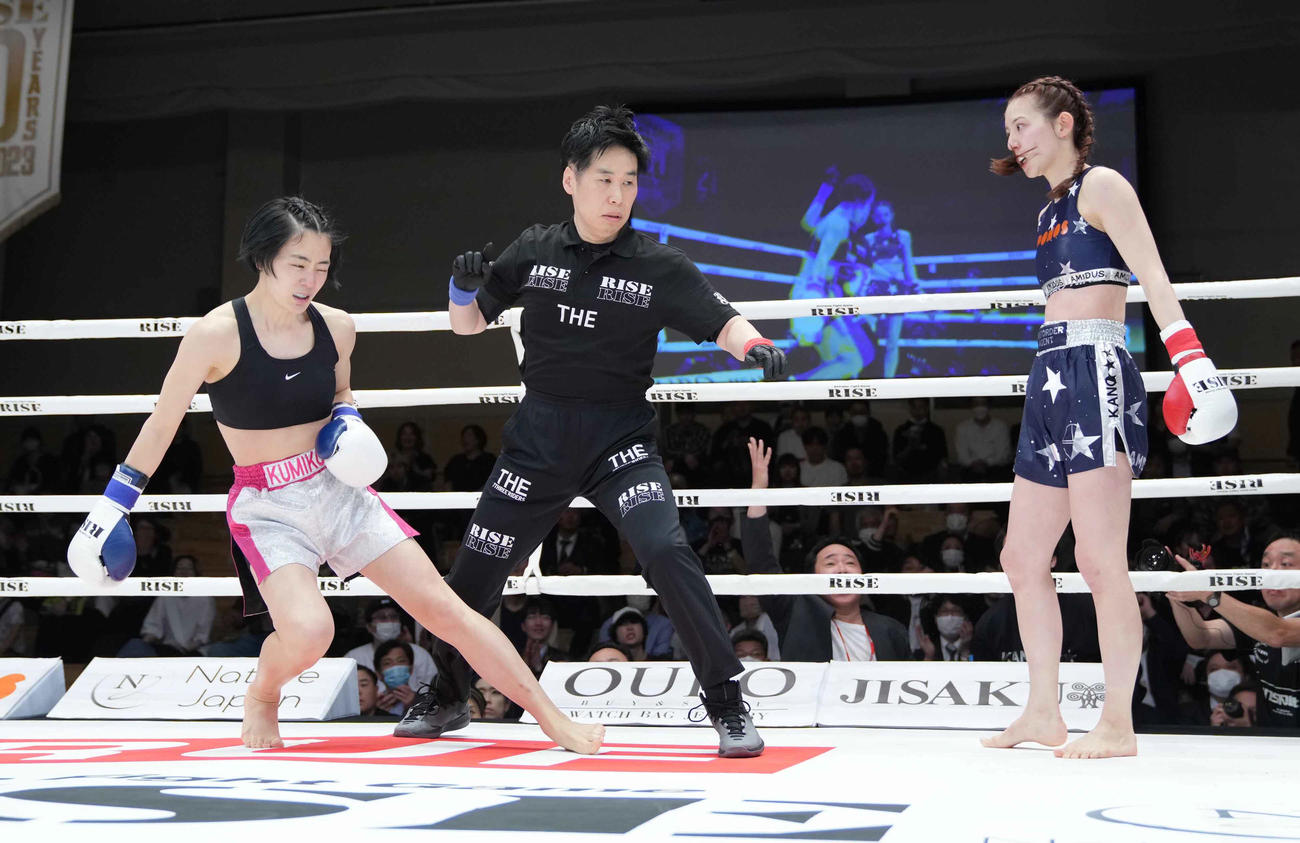 1回、金子（左）に右パンチを見舞いダウンを奪う宮原（撮影・小沢裕）