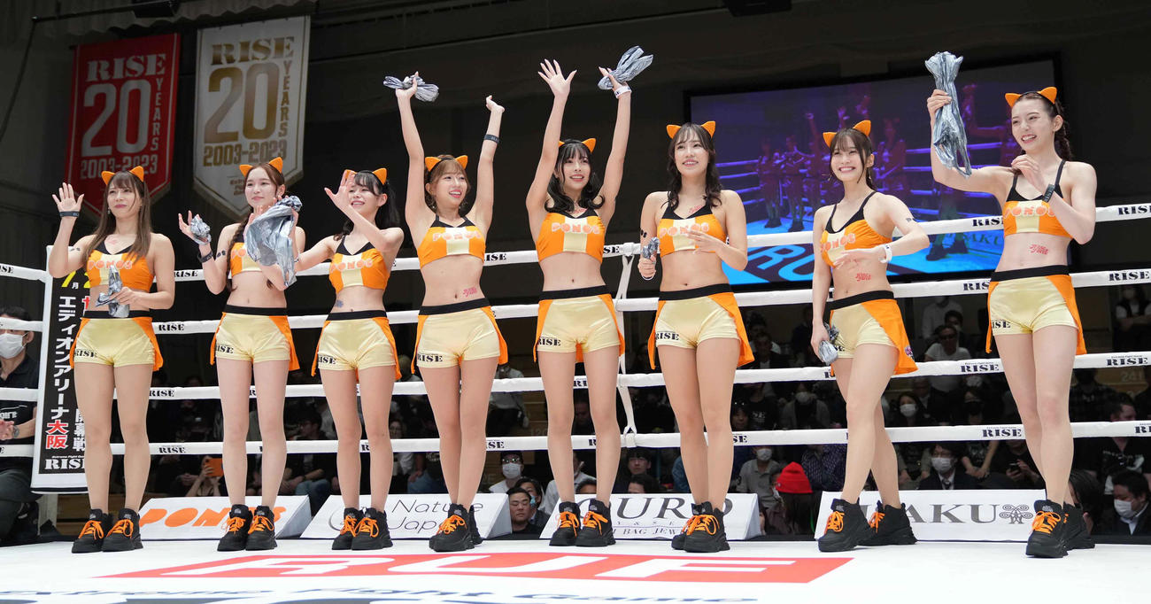 ファンサービスのボール投げのためリングに上がるRー1SE Force2023　ラウンドガール。左から霧島聖子、セラ、ぽぽちゃん、桜りん、高橋凜、大貫彩香、七瀬なな、宮原華音（撮影・小沢裕）