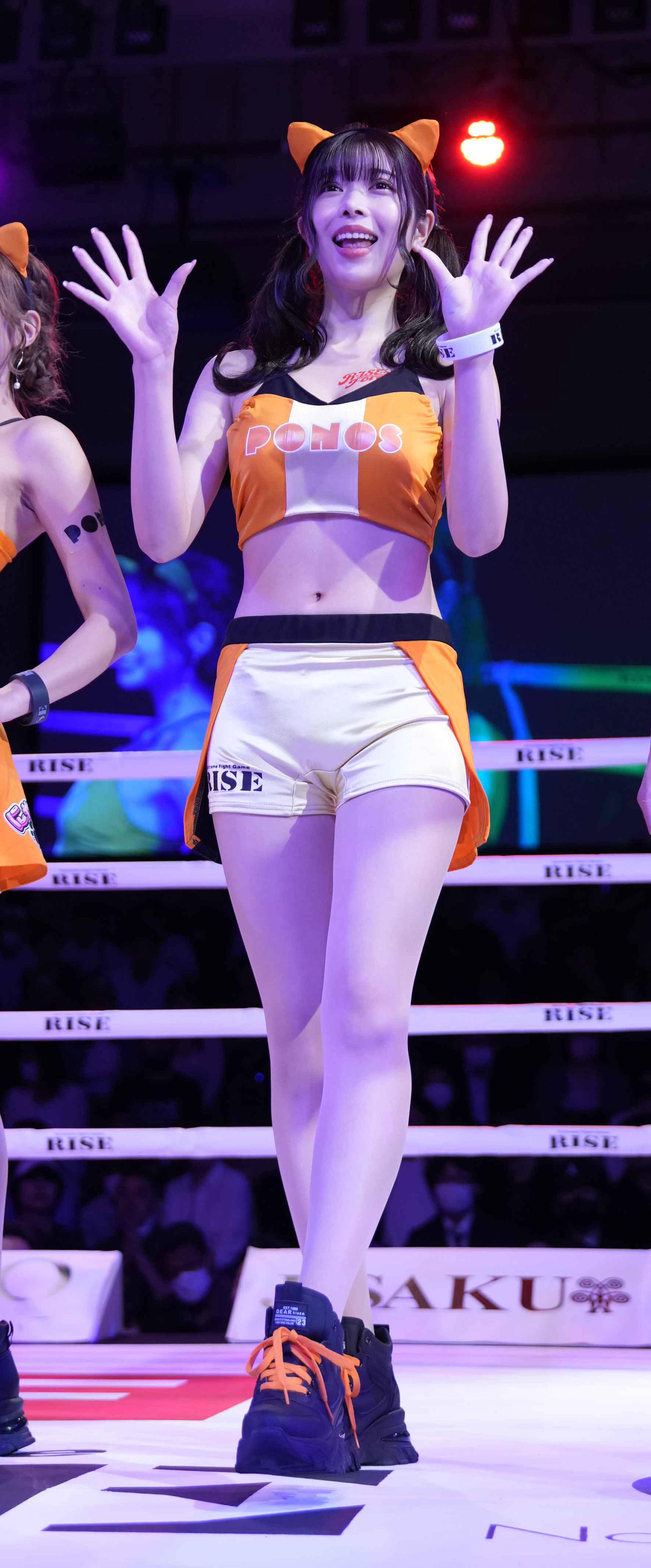 リングに上がるRー1SE Force2023　ラウンドガールの七瀬なな（撮影・小沢裕）