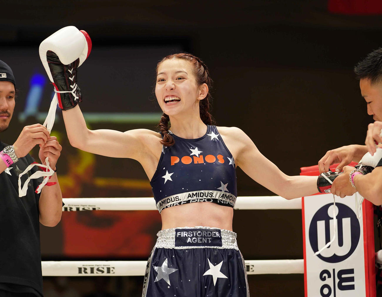 デビュー戦を勝利で飾りガッツポーズする宮原（撮影・小沢裕）
