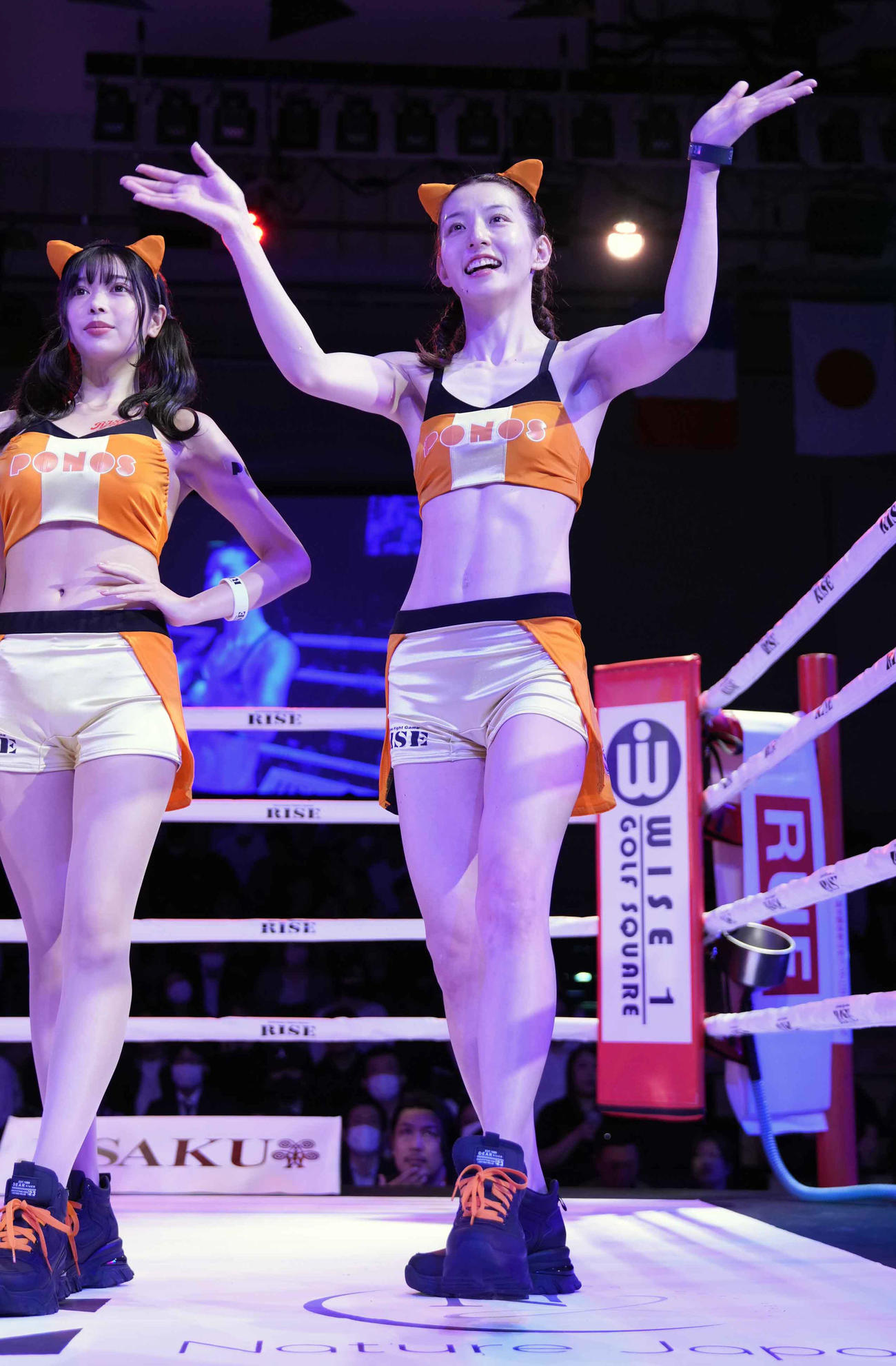オープニングでリングに登場したRー1SE Force2023　ラウンドガールの宮原（撮影・小沢裕）