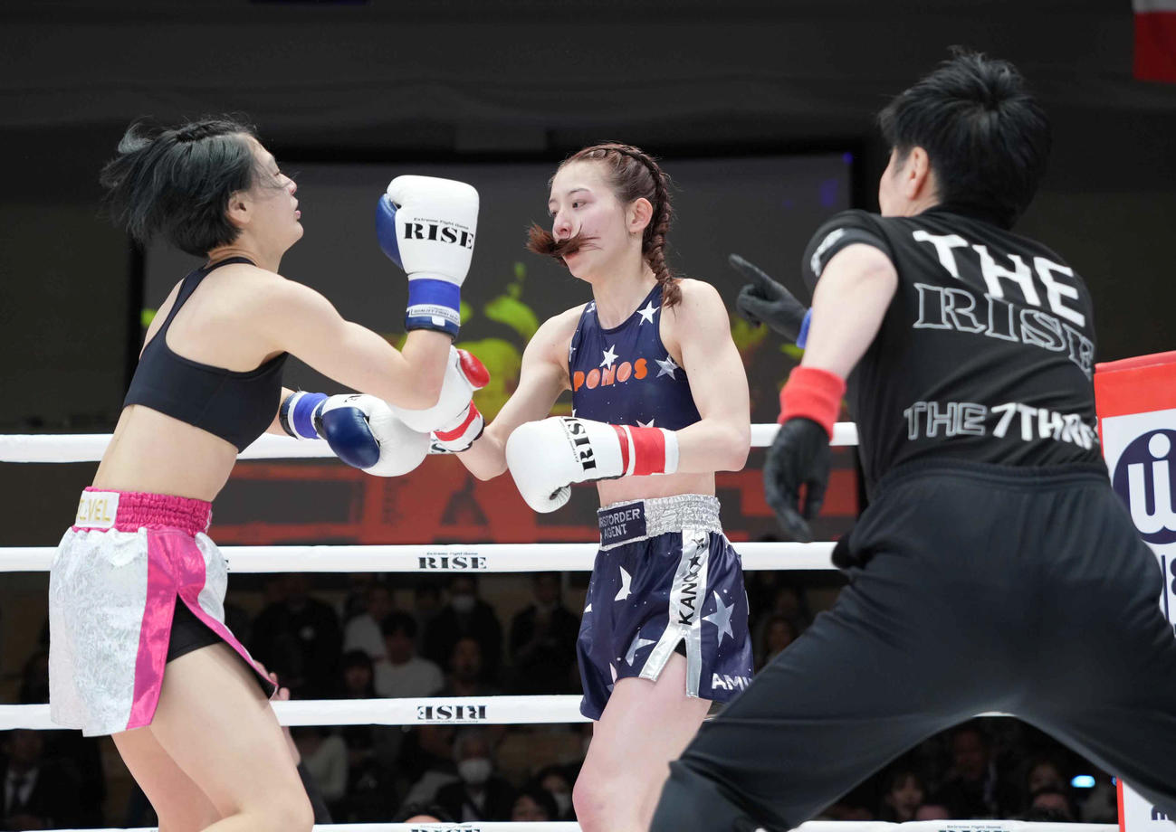 1回、金子（左）に右パンチを見舞う宮原（撮影・小沢裕）
