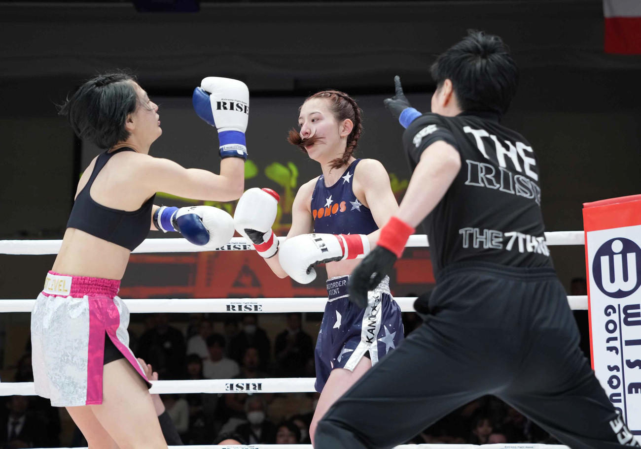 1回、金子（左）に右パンチを見舞う宮原（撮影・小沢裕）