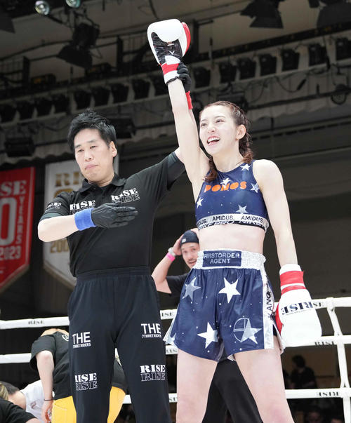 1回、金子にKO勝ちを収め勝ち名乗りを受ける宮原（撮影・小沢裕）