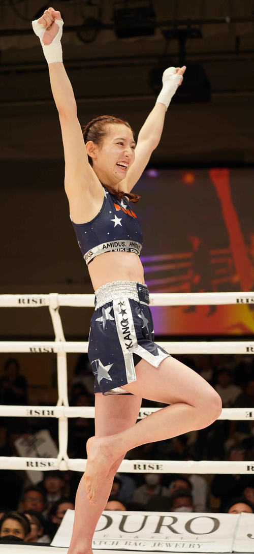 デビュー戦を勝利で飾り万歳する宮原（撮影・小沢裕）